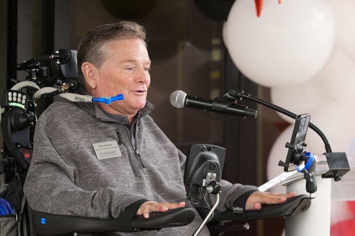 Sam Schmidt membuka pusat rehabilitasi di Indianapolis untuk merawat mangsa trauma